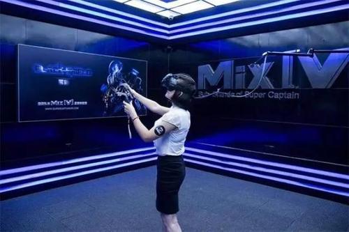 以VR虛擬現(xiàn)實(shí)為基礎(chǔ)的虛擬游戲?qū)⑹俏磥?lái)游戲行發(fā)展的方向